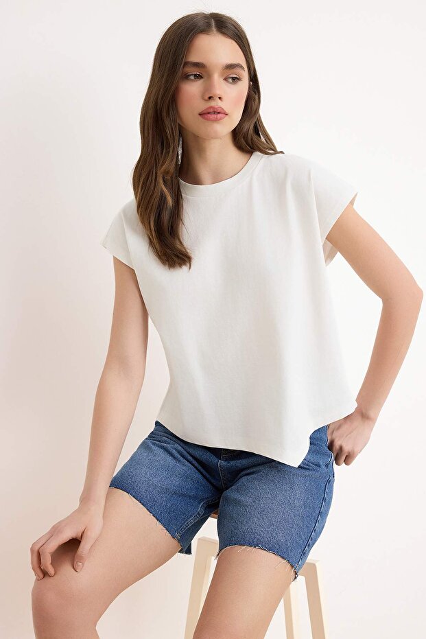 Trendyolmilla  Ekru Düz Relaxed Bisiklet Yaka Düşük Kol Kısa %100 Pamuk Örme T-Shirt TWOSS26TS00253 - Görsel 3