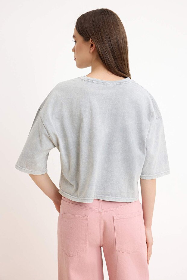 Gri Relaxed/Rahat Kalıp Eskitme/Soluk Efektli Crop/Kısa Tok %100 Pamuk Örme T-shirt TWOSS26TS00281 - 4