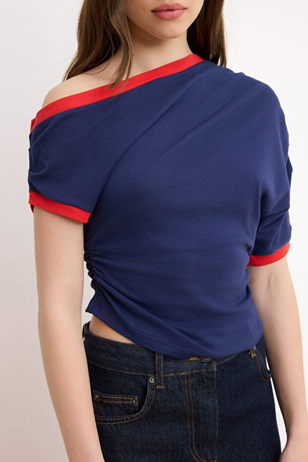 Lacivert Düz Fitted Asimetrik Yaka Düşük Kol Kısa Crop Pamuk Ribana Örme Bluz TWOSS26BZ00563 - 3