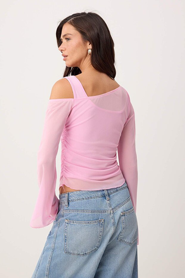 Açık Pembe Fitted/Vücuda Oturan Asimetrik Yaka Çift Görünümlü Büzgülü Tül Örme Bluz TWOSS26BZ00071 - 4