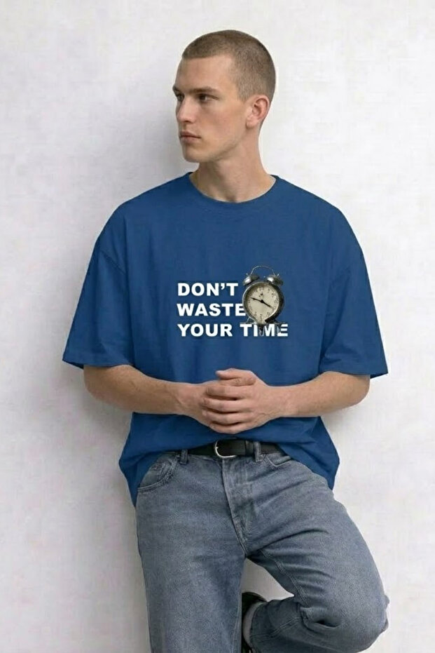 تي شيرت رجالي فضفاض باللون الأزرق مطبوع عليه نص Waste Your Time