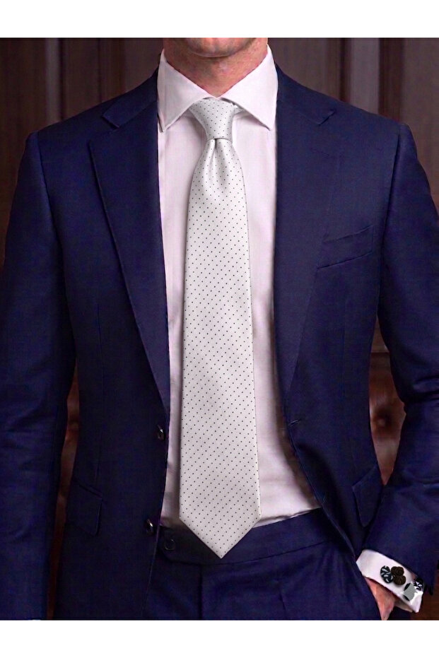 8 Centimeter Classic Tie with White Patterned Handkerchief