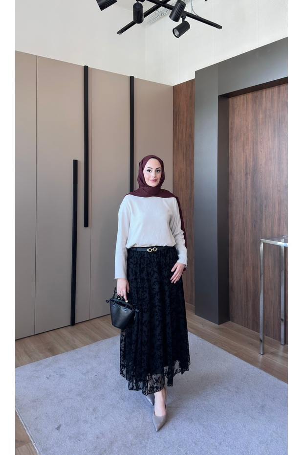 تنورة الدانتيل مربوطة
