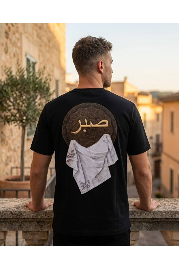 قميص رجالي أسود كبير الحجم بتصميم ثلاثي الأبعاد منقوش بكلمة 'الصبر' ونمط عرقي مع طباعة خاصة على الظهر