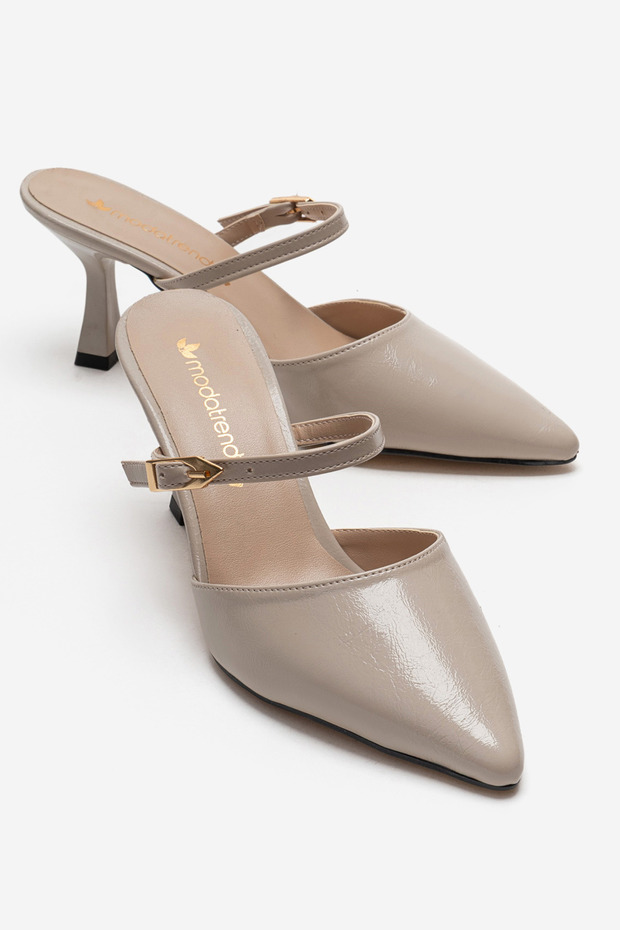 Women's Closed-Front Buckle Heeled Slippers; Beige Crinkled