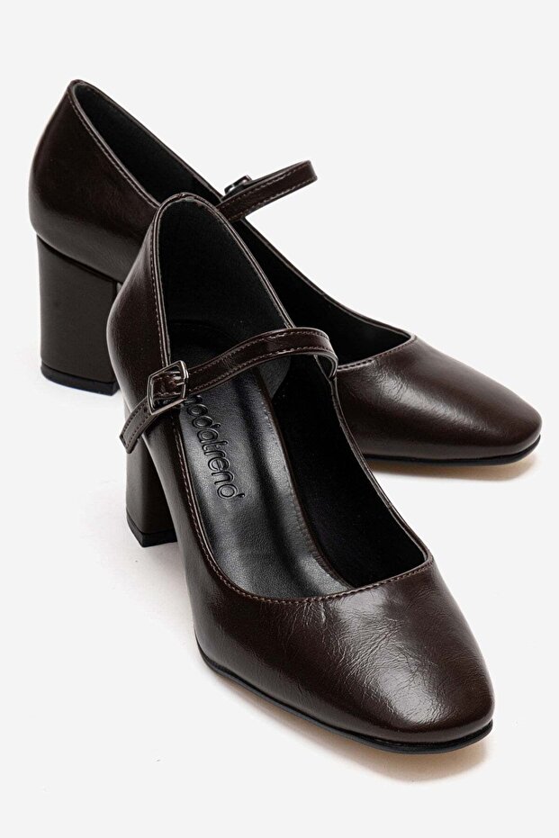 Women's Blunt Toe Piped Heeled Shoes; Brown Wrinkled