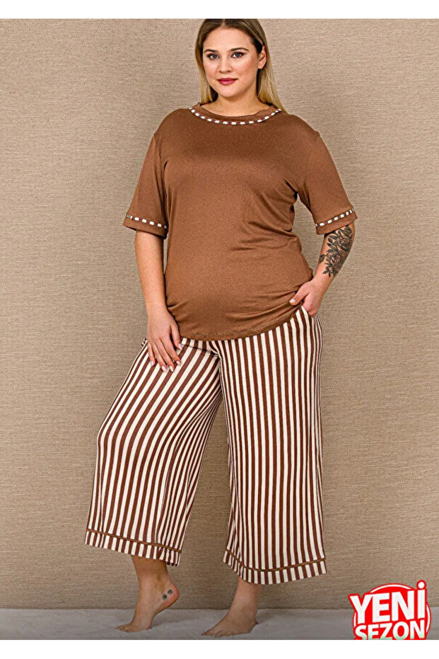 Cappuccino Large Size Striped Pocket Bottom Pajamas Crew Neck Short Sleeve Capri Pajamas Set 10743
