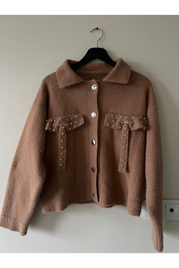 سترة نسائية بأزرار أمامية وتفاصيل حجرية