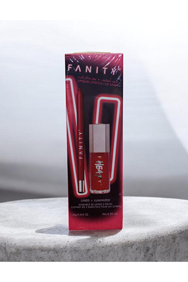مجموعة مستحضرات تجميل للشفاه من العلامة التجارية فانيتي (Fanity) تتضمن أحمر شفاه سائل ومحدد شفاه.
