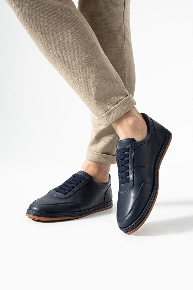 حذاء رياضي رجالي من الجلد الطبيعي باللون الأزرق الداكن - تصميم بسيط وأنيق