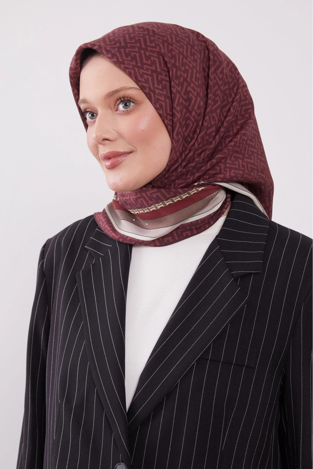 وشاح ملكي بنمط حزام بلون الكرز الفاتح