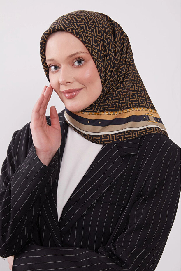 وشاح ملكي بنمط حزام من فرو المنك الأسود