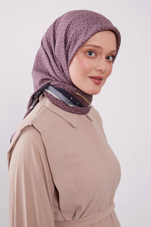 وشاح ملكي بنمط حزام مزخرف بالورود المجففة