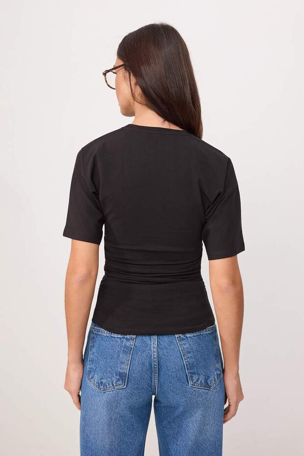 Siyah Düz Fitted Bisiklet Yaka Standart Kol Kısa Büzgülü Pamuklu Esnek Örme T-Shirt TWOSS26TS00052 - 4