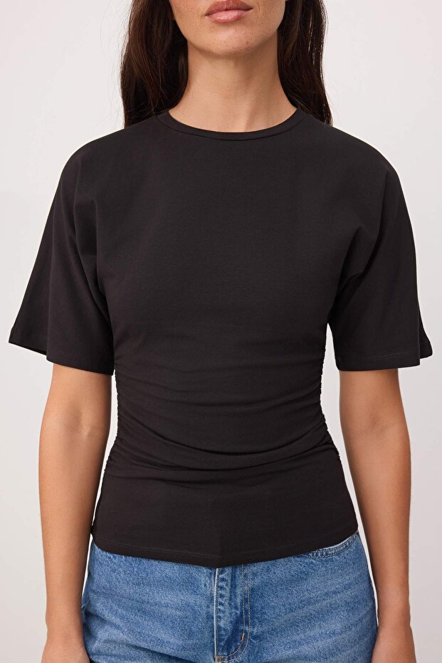 Siyah Düz Fitted Bisiklet Yaka Standart Kol Kısa Büzgülü Pamuklu Esnek Örme T-Shirt TWOSS26TS00052 - 3
