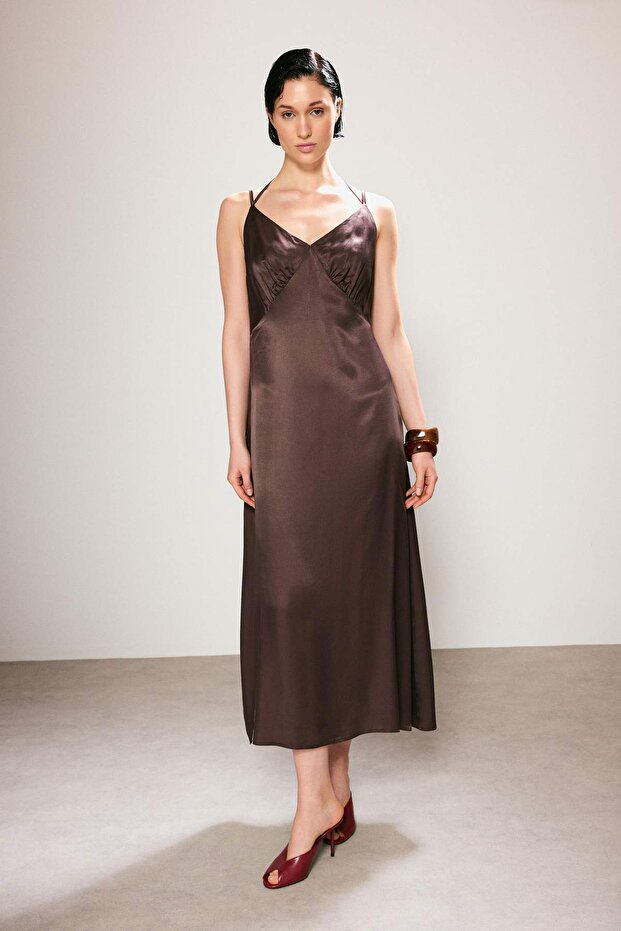 Trendyol Studio Kahverengi Saten Maxi Dokuma Elbise TWOSS26EL00386 - 1