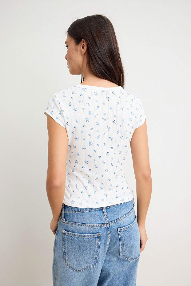 Ekru Çiçekli Fitted/Vücuda Oturan Kısa Kollu Triko görünümlü Örme Bluz TWOSS26BZ00762 - 4