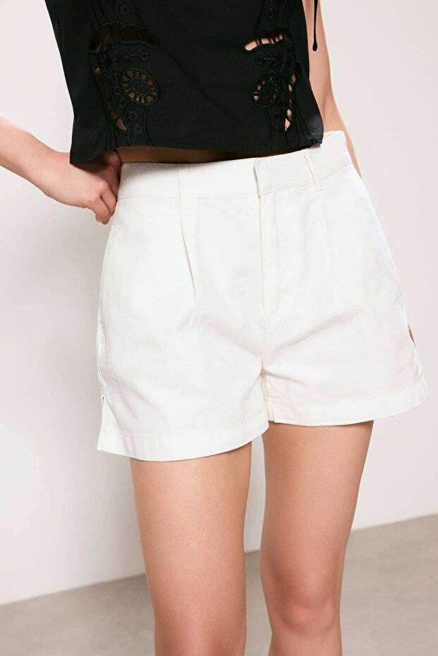 Trendyol Studio Collection Beyaz Pileli Mini Yırtmaçlı Denim Şort TWOSS26SR00062 - 3