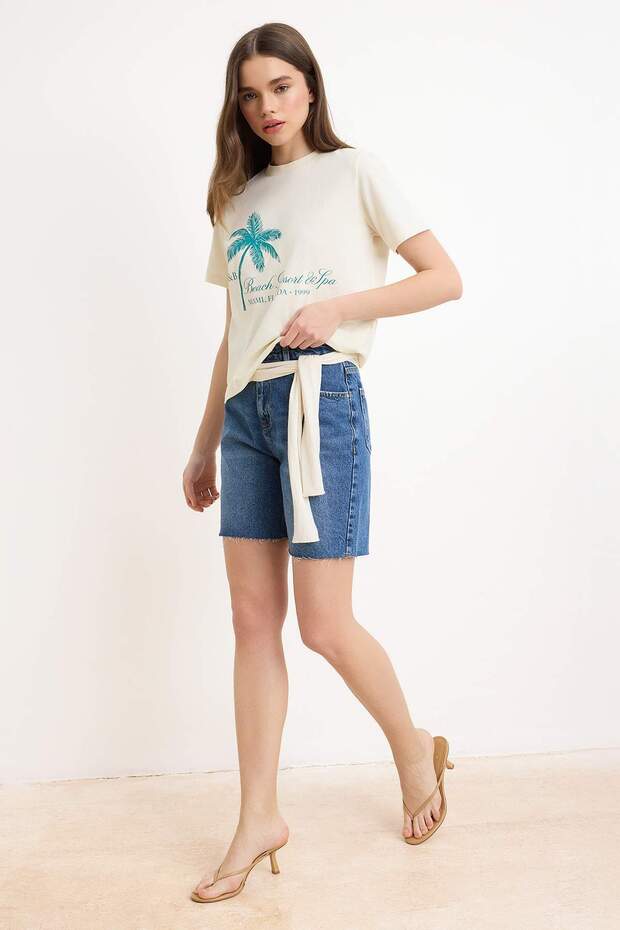 Trendyolmilla  Ekru Baskılı Regular Bisiklet Yaka Standart Kol Kısa Tok %100 Pamuk Örme T-Shirt TWOSS26TS00206 - Görsel 3