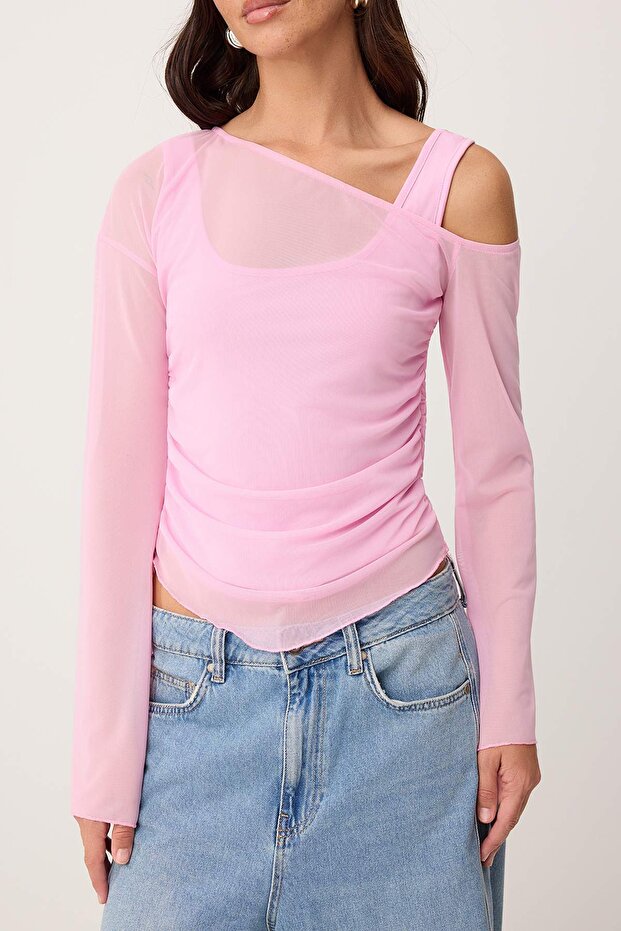 Açık Pembe Fitted/Vücuda Oturan Asimetrik Yaka Çift Görünümlü Büzgülü Tül Örme Bluz TWOSS26BZ00071 - 3