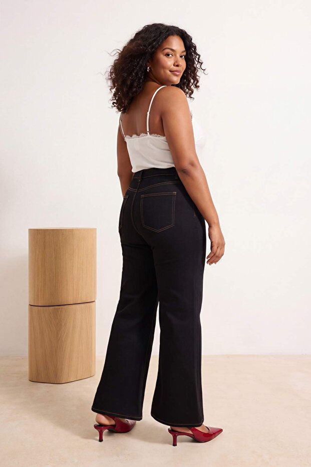Solmayan Siyah Yüksek Bel Kemerli İspanyol Paça Esnek Flare Fit Büyük Beden Jeans TBBSS26CJ00039 - 6