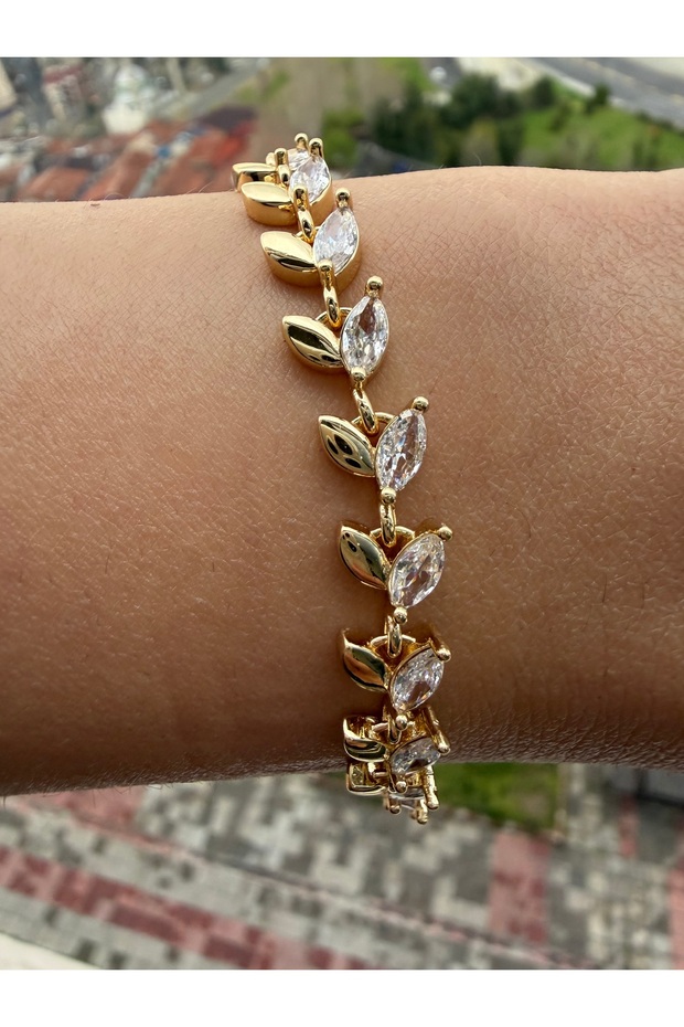 Steel Leaf Zircon Stone Bracelet Does Not Tarnish. It Is 19 cm When Left as Is, and 17 cm When Additional Parts Are Added.