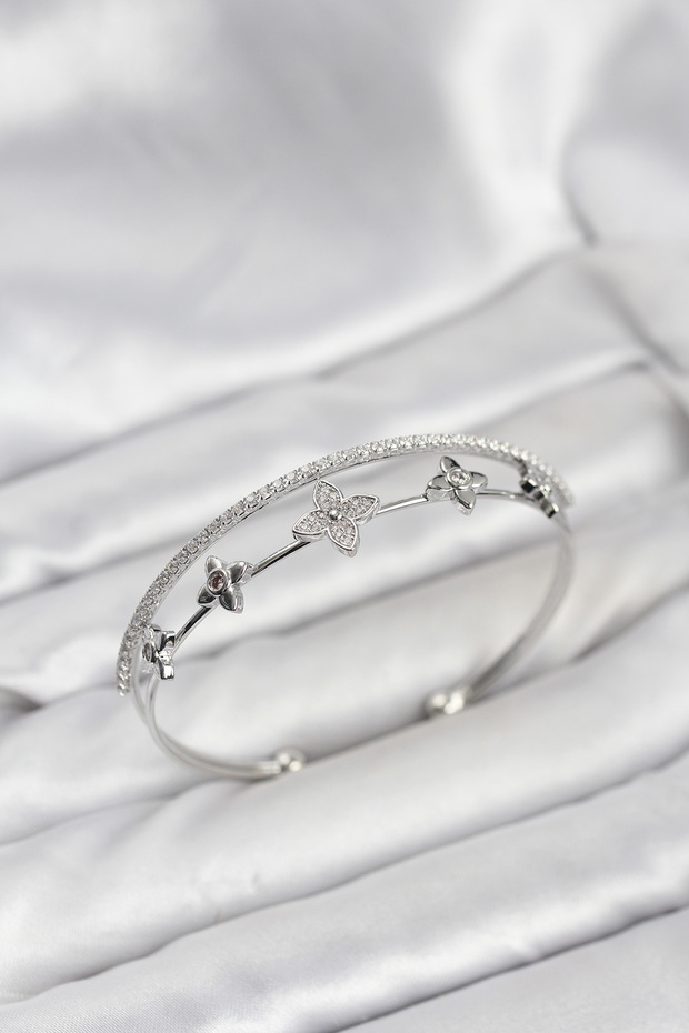 Stylish Brass Silver Color Flower Model Women's Bracelet Teachers Mothers Valentine's Day Gift