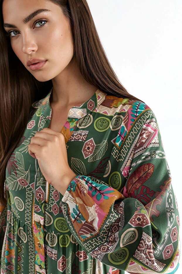 Gemustertes Maxikleid mit V-Ausschnitt - 4