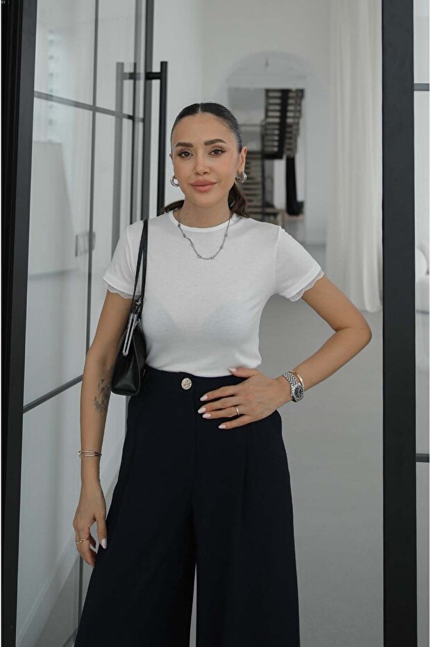Weiße Bluse mit Spitzenärmelabschlüssen - 1