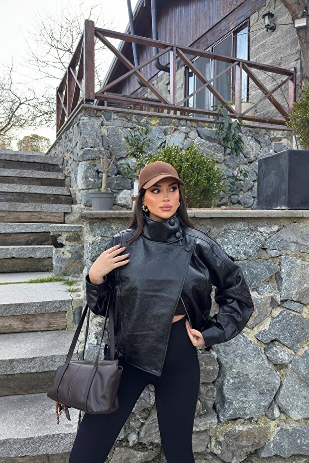 سترة نسائية من Pb موديل YSL ذات ياقة عالية وسحاب أمامي من الجلد الأسود المزخرف