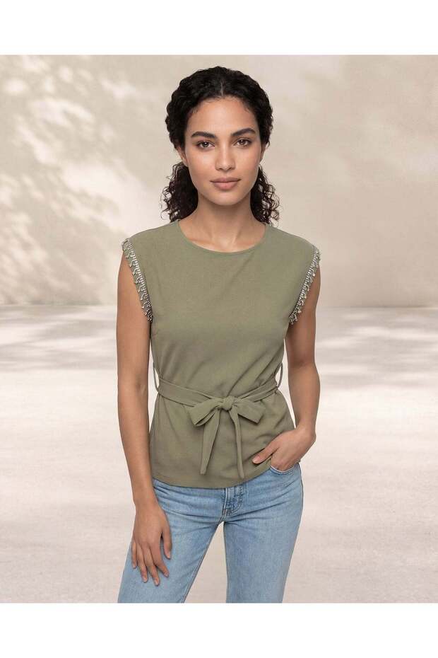 بلوزة نسائية مزينة بالنعناع