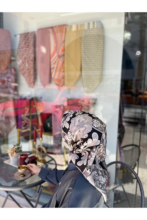 وشاح من التويل بنمط عرقي