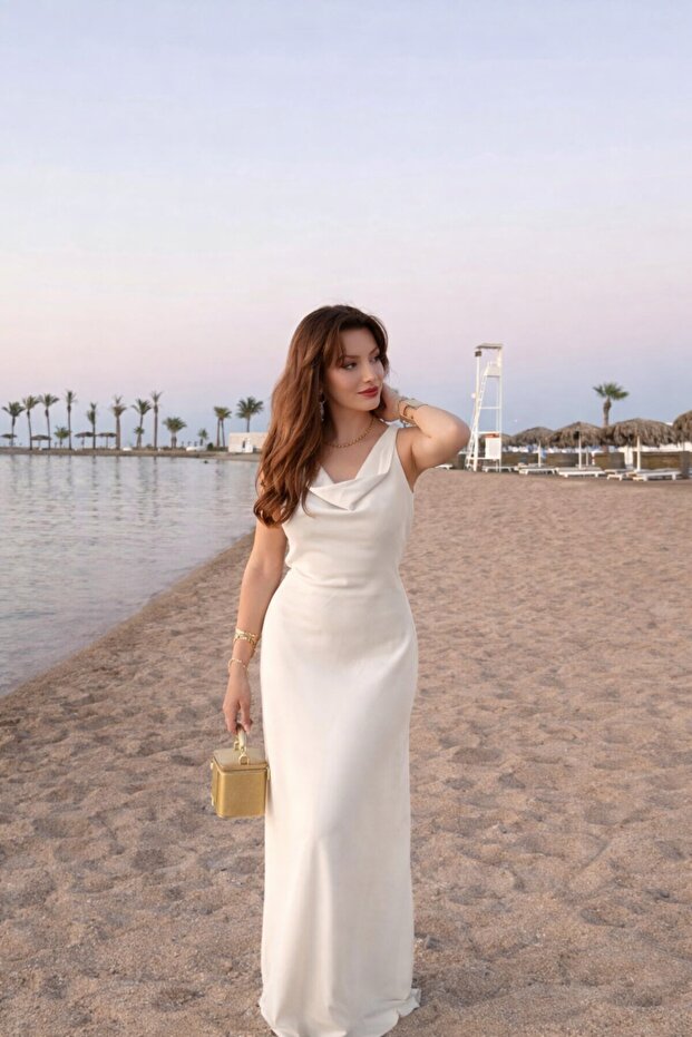 فستان من الساتان بياقة Degaje