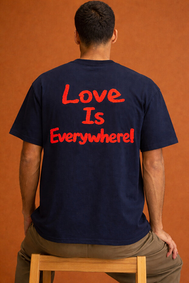 تي شيرت رجالي كبير الحجم مطبوع عليه "Love Is Everywhere" من القطن الأساسي