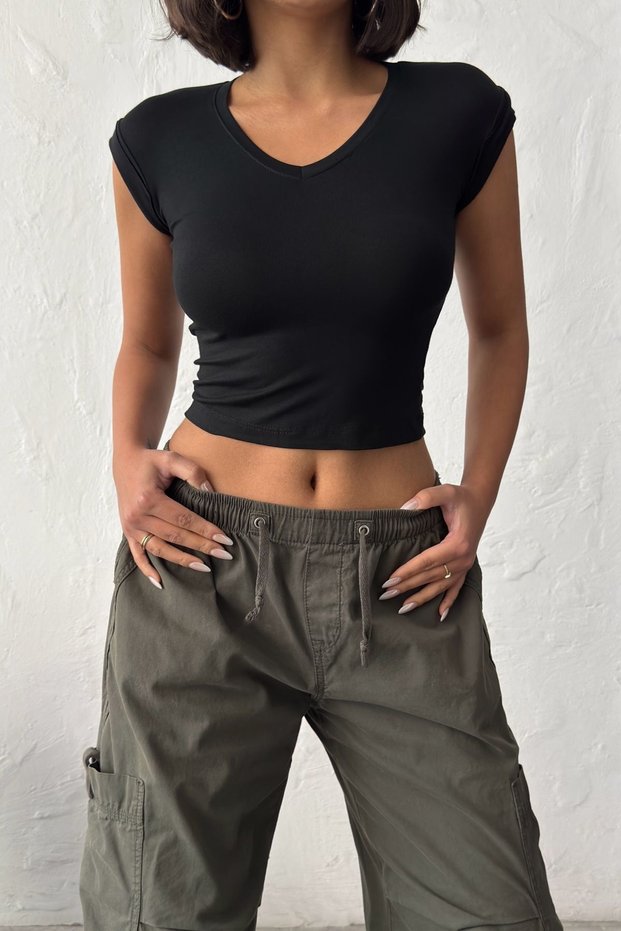 Women's Black V-Neck Short Sleeve Slim Fit T-Shirt Nj140