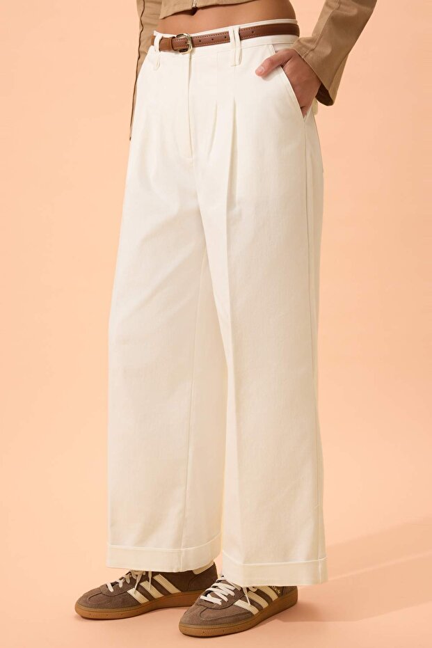 Beyaz Kemerli Pili Detaylı Dokuma Gabardin Pantolon TWOSS26PL00087 - 3