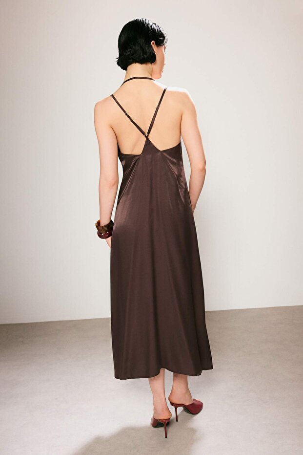 Trendyol Studio Kahverengi Saten Maxi Dokuma Elbise TWOSS26EL00386 - 4