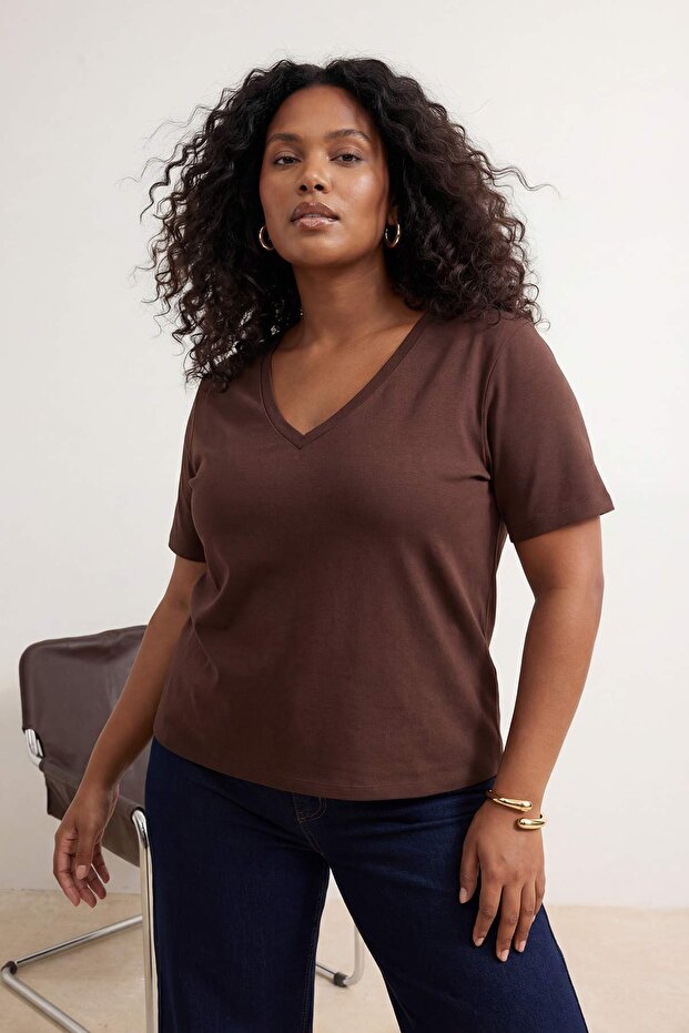 Kahverengi-Bej 2'li Paket Regular Fit Crop/Kısa Boy V Yaka Basic Büyük Beden T-shirt TBBSS26BF00028 - 5