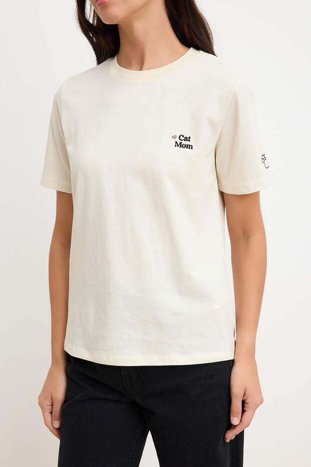 Ekru Cat Mom Grafikli Nakışlı Regular/Normal Kalıp Tok %100 Pamuk Örme T-Shirt TWOSS26TS00144 - 3