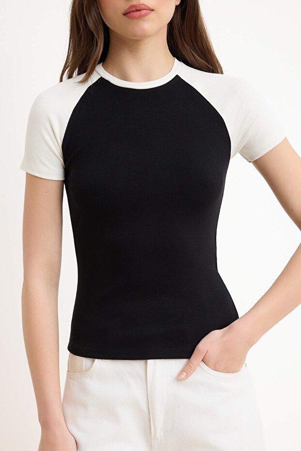 Siyah Renk Bloklu Regular/Normal Kalıp Kısa Kollu %100 Pamuk Örme t-shirt TWOSS26TS00275 - 3
