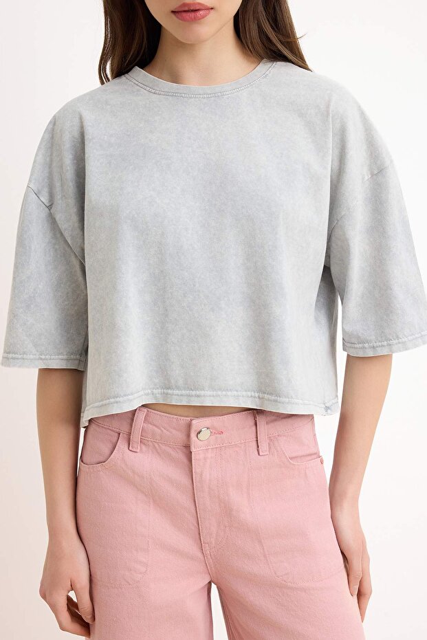 Gri Relaxed/Rahat Kalıp Eskitme/Soluk Efektli Crop/Kısa Tok %100 Pamuk Örme T-shirt TWOSS26TS00281 - 3