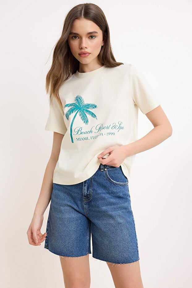 Trendyolmilla  Ekru Baskılı Regular Bisiklet Yaka Standart Kol Kısa Tok %100 Pamuk Örme T-Shirt TWOSS26TS00206 - Görsel 2