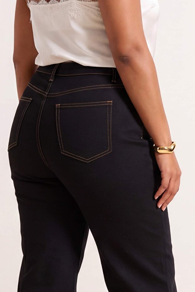 Solmayan Siyah Yüksek Bel Kemerli İspanyol Paça Esnek Flare Fit Büyük Beden Jeans TBBSS26CJ00039 - 5