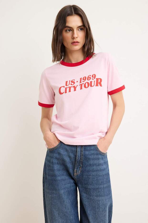 Trendyolmilla  Açık Pembe Slogan Regular Bisiklet Yaka Standart Kol Kısa %100 Pamuk Örme T-Shirt TWOSS26TS00213 - Görsel 2