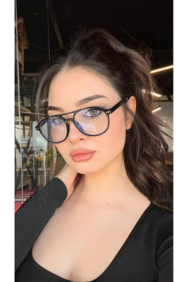 نظارات شمسية بإطار أسود من الزجاج الشفاف
