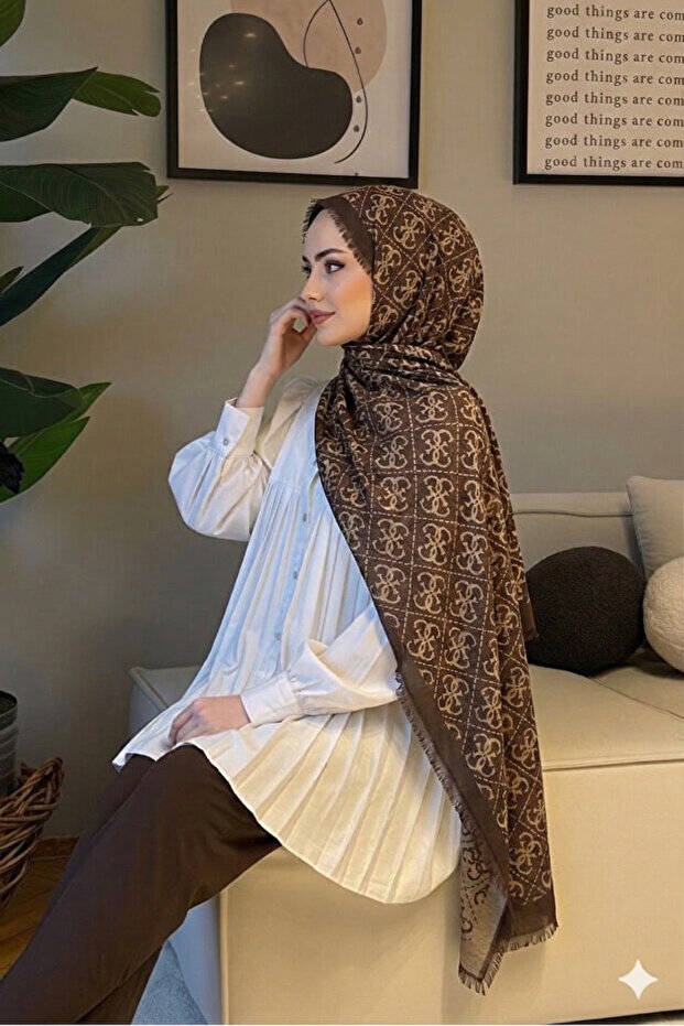 شال إيطالي منقوش بنمط G ذاتي النسيج باللون البني والبيج
