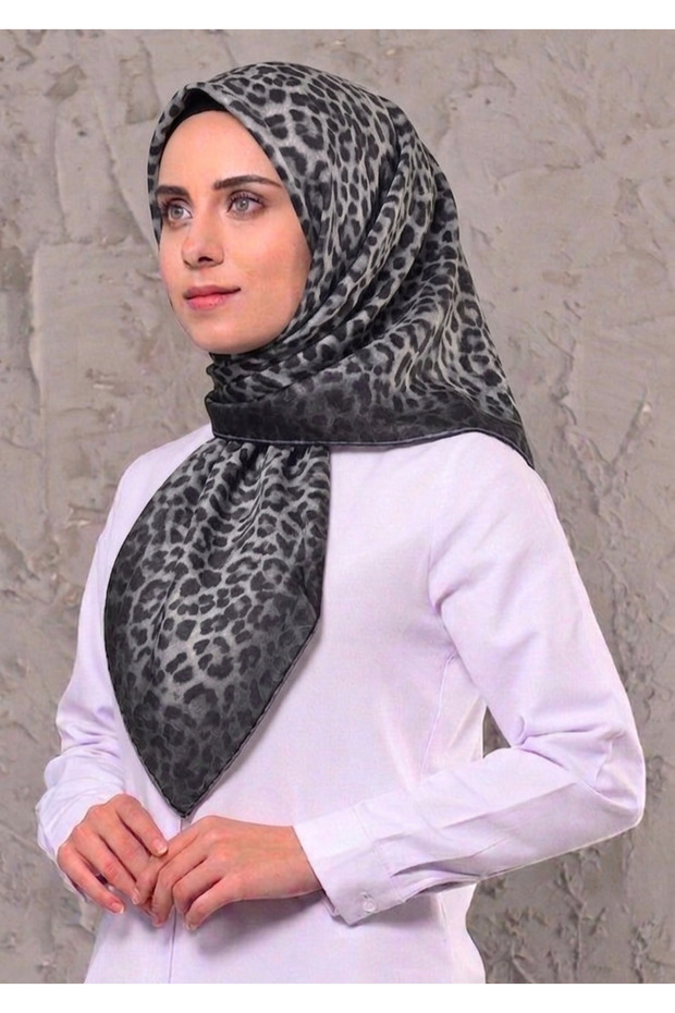 وشاح ناعم بنقشة الفهد باللون الأسود