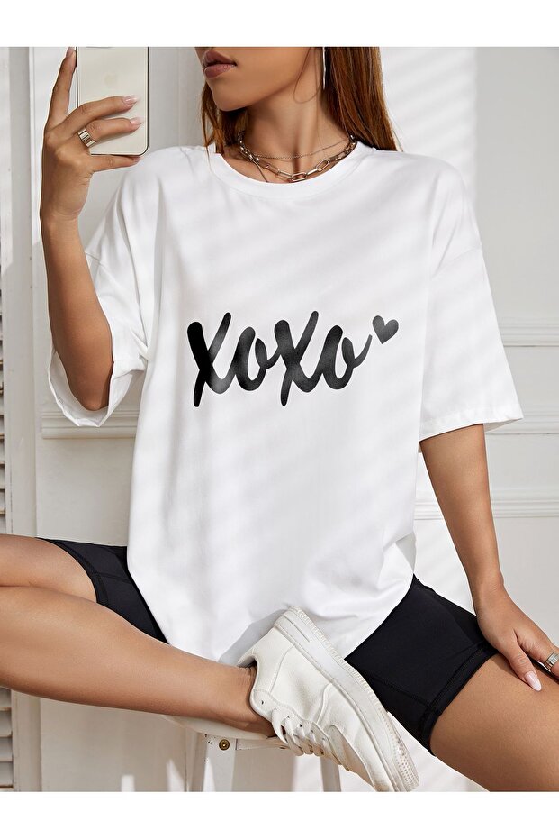 تي شيرت مطبوع بحجم كبير بتصميم Xoxo