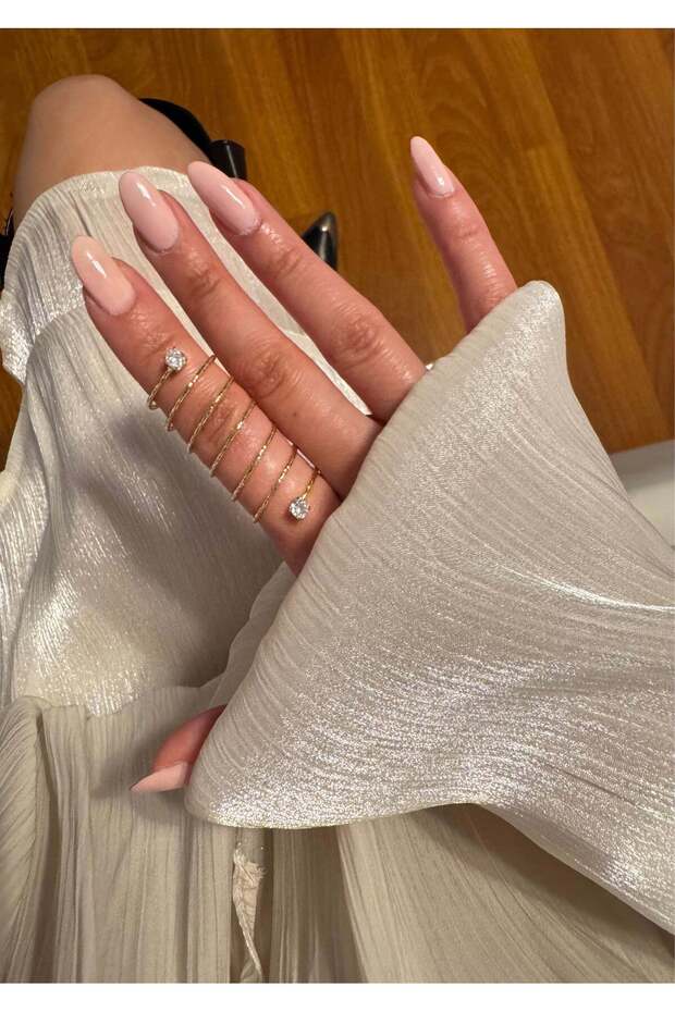 خاتم من الحجر الذهبي الملفوف من السلسلة الخاصة