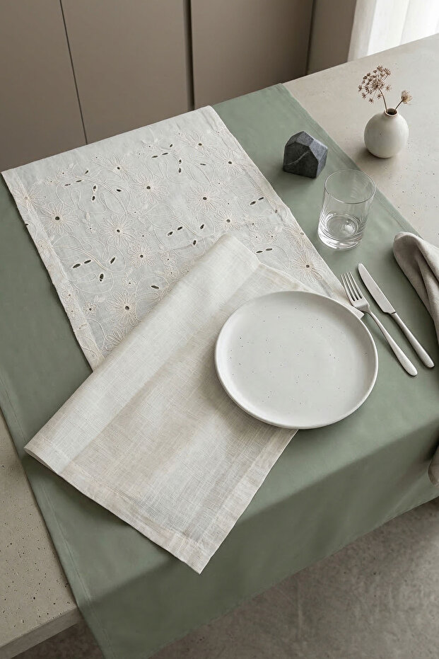 Britain Embroidered Stain-Resistant Seamless Runner (40 X 120 cm)
